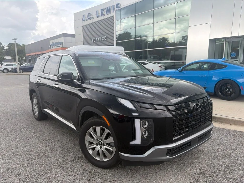 Used 2025 Black Hyundai SEL image 1