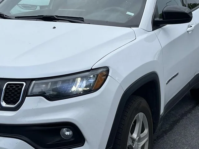 Used 2024 White Jeep Latitude image 10