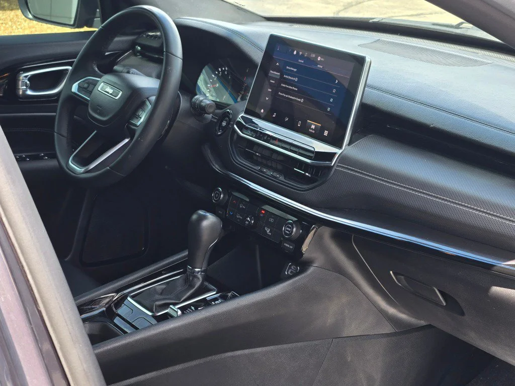 Used 2024 Gray Jeep Latitude 4x4 image 9