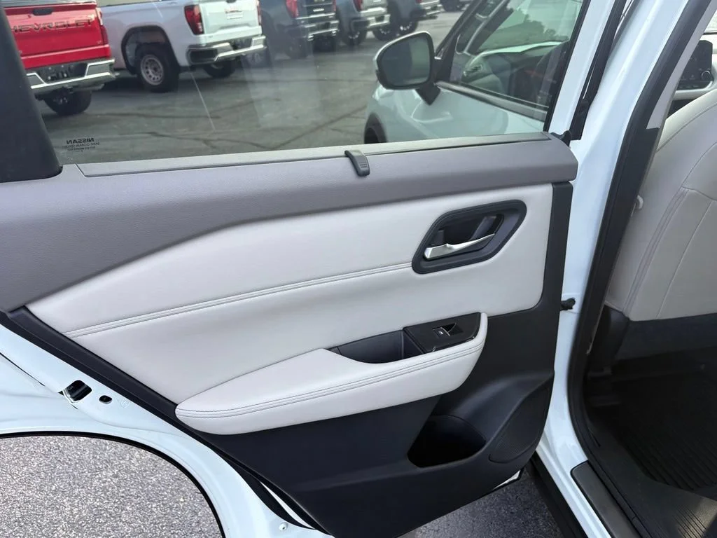 Used 2023  Nissan SL image 18