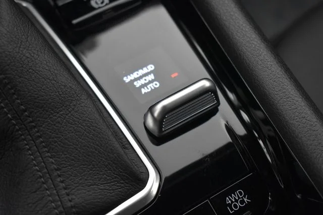 New 2026 Diamond Black Crystal Pearl-Coat Exterior Paint Jeep Latitude image 27