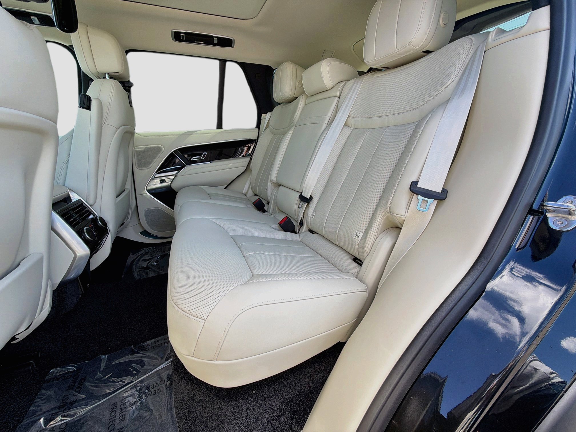 New 2027 Santorini Black LAND ROVER SE image 22