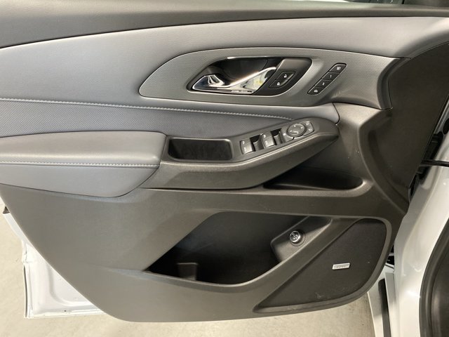 Used 2021 Iridescent Pearl Tricoat Chevrolet Premier image 23