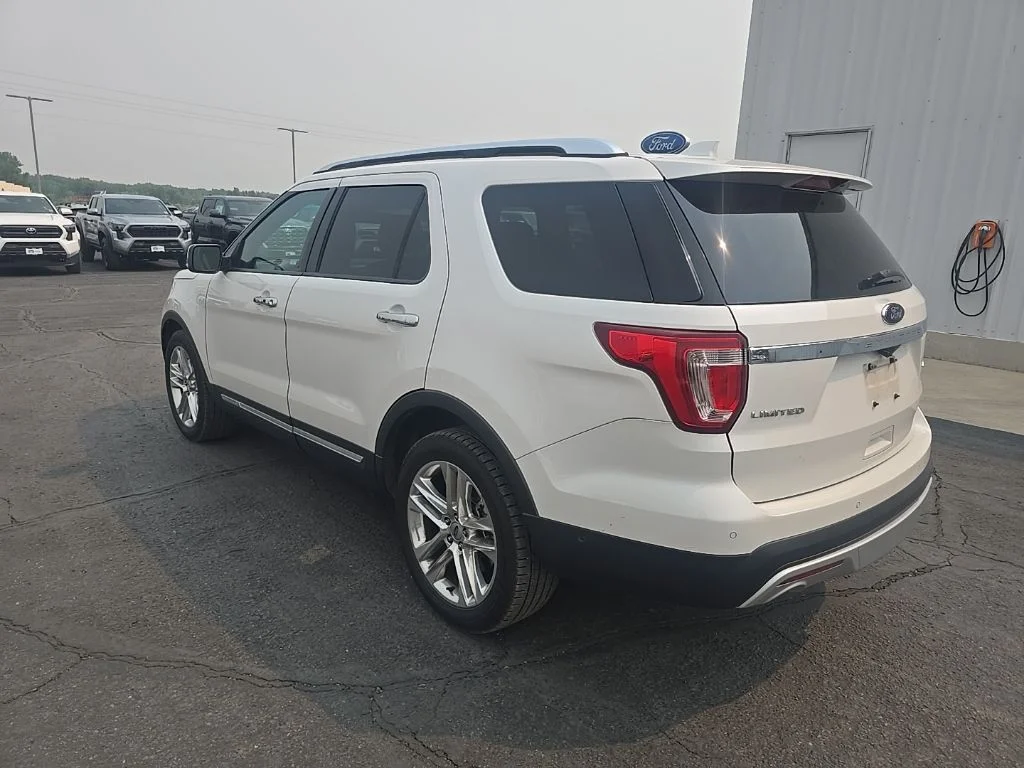 Used 2016 White Platinum Clearcoat Metallic Ford Limited image 6