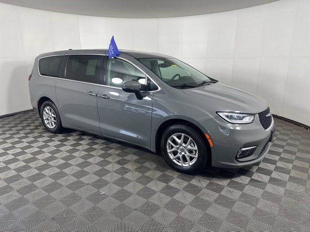 2023 Chrysler Pacifica Touring L's photo