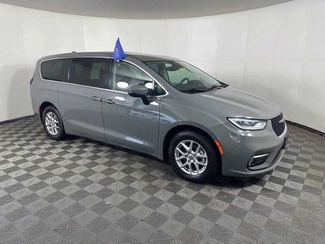 2023 Chrysler Pacifica Touring L's photo