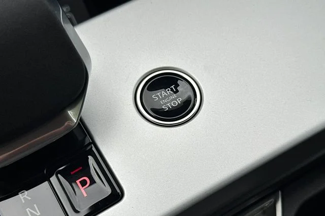 New 2026 Ostuni Pearl White Land Rover SE image 21