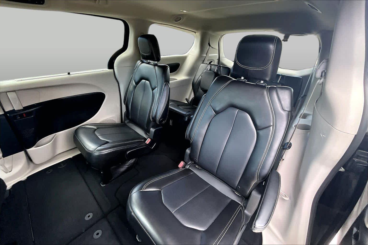 Used 2023 Brilliant Black Crystal Pearlcoat Chrysler Touring L image 18