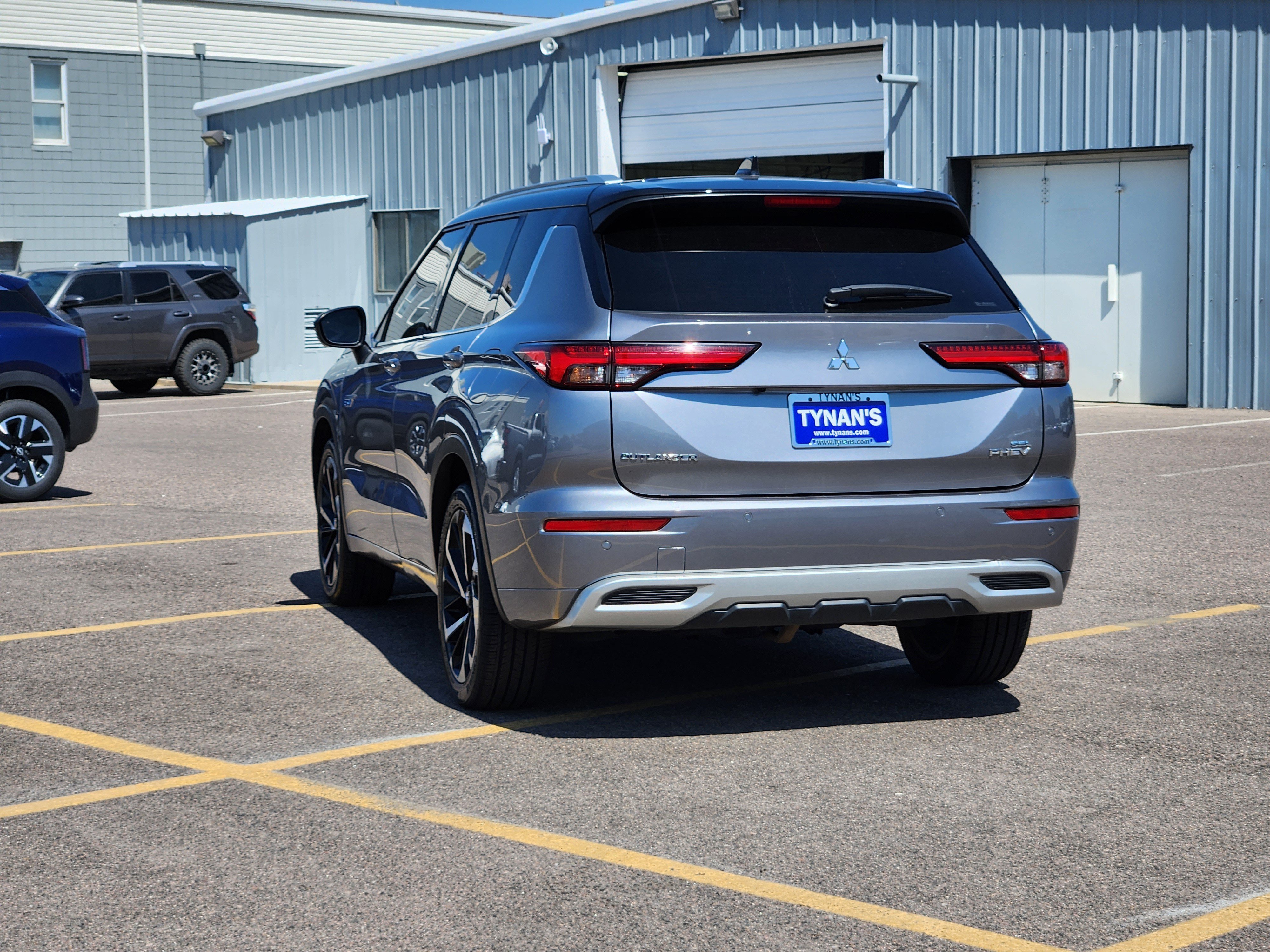Used 2023 Silver Mitsubishi  image 5