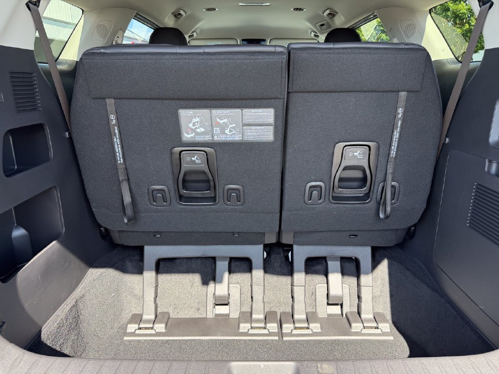 New 2026 Snow White Pearl Kia LXS image 11