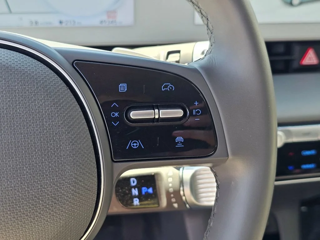 Used 2022  Hyundai SE image 25