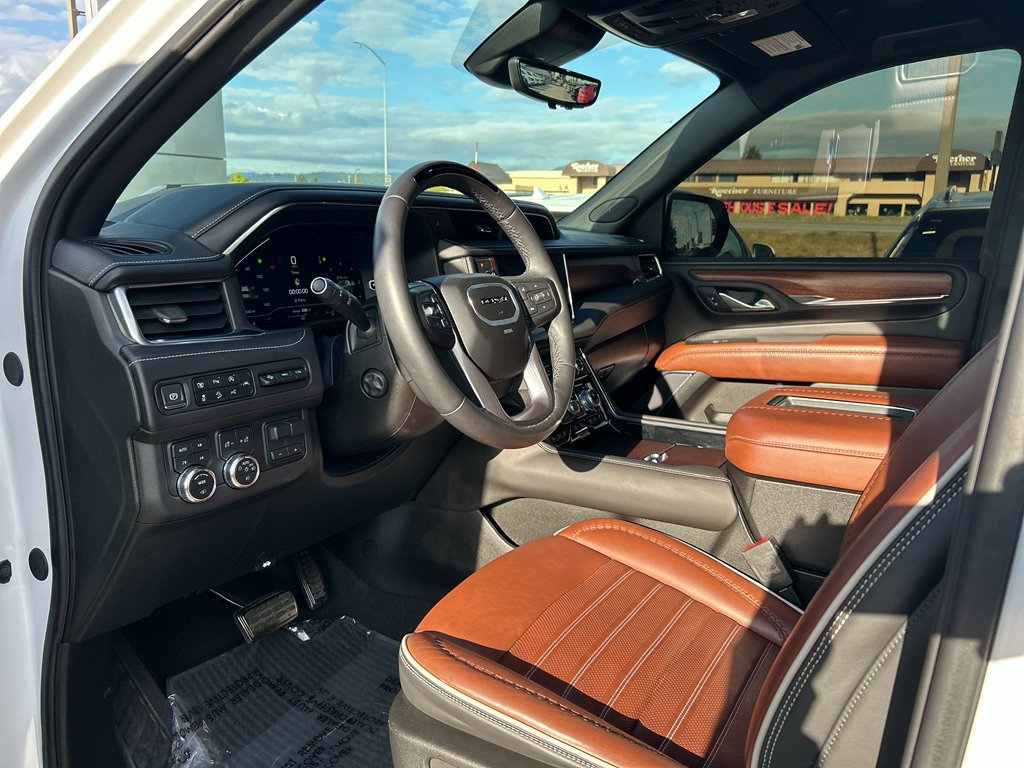 Used 2024 White Frost Tricoat GMC Denali Ultimate image 9