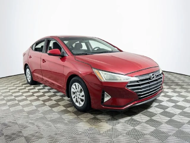 Used 2020 Red Hyundai SE image 1