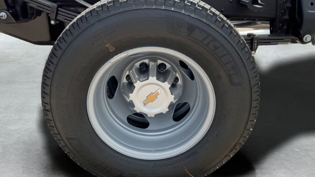 New 2026 Summit White Chevrolet Work Truck image 39