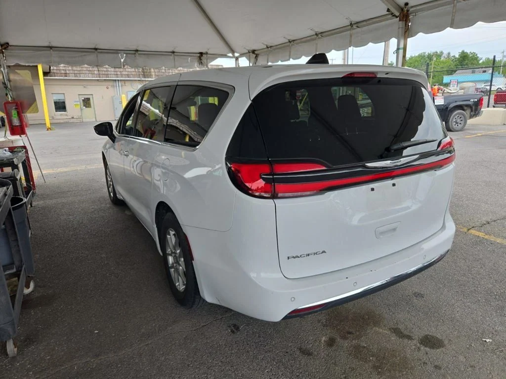 Used 2025 White Chrysler Select image 9