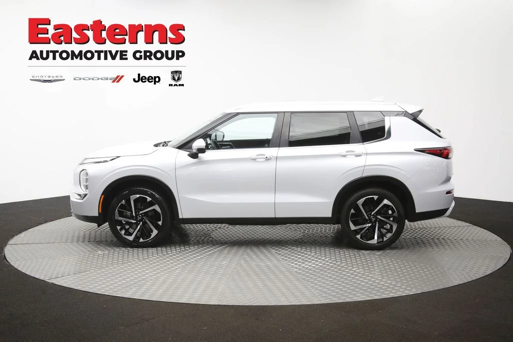Used 2022 White Mitsubishi SE image 59