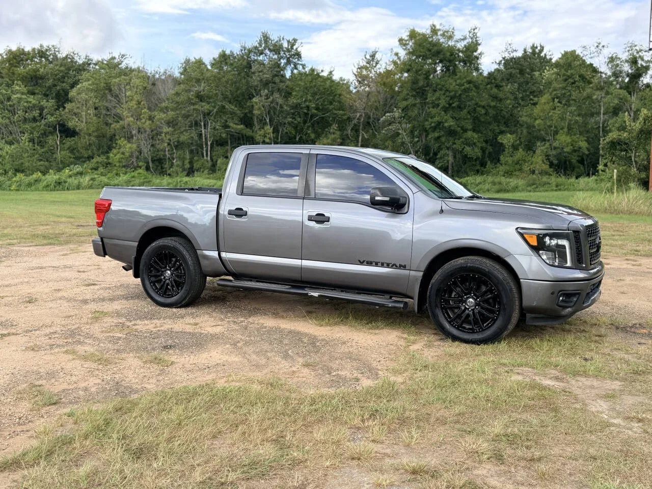 Used 2018 Gray Nissan SL 4x2 4dr Crew Cab image 8