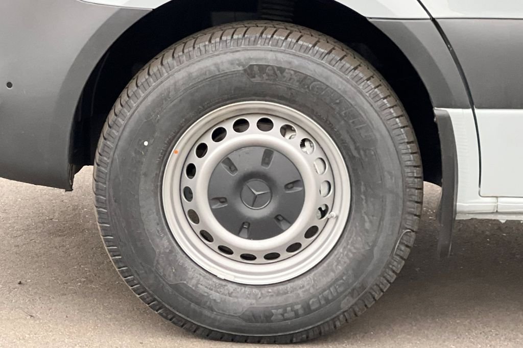 Used 2024  Mercedes-Benz Cargo 170 WB image 24