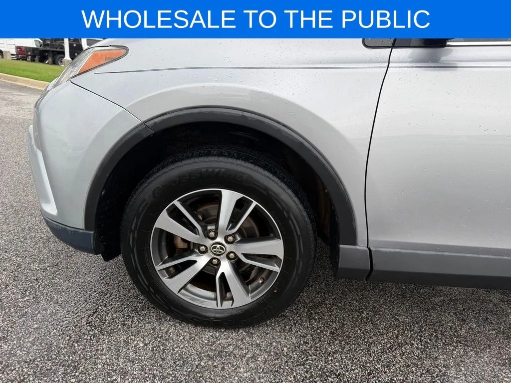 Used 2018 Silver Toyota XLE image 20