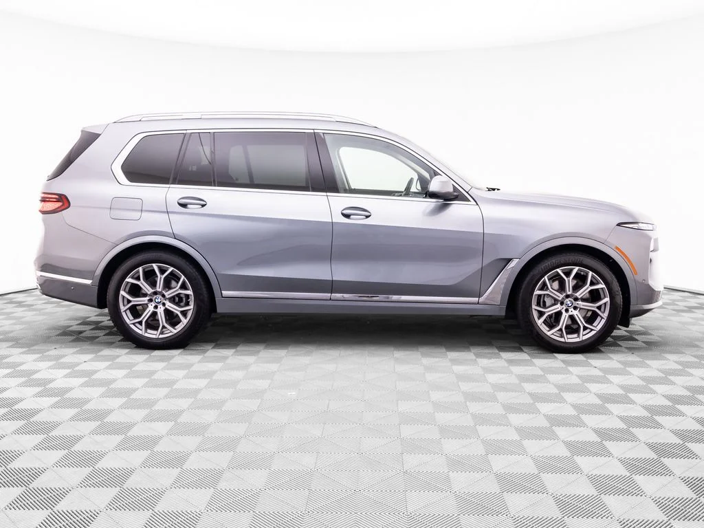 Used 2024 Gray BMW xDrive40i image 7