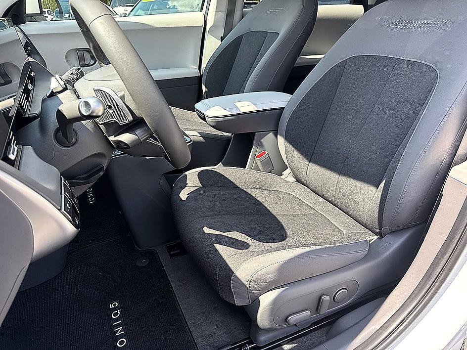 Used 2025 Atlas White Hyundai SE image 13