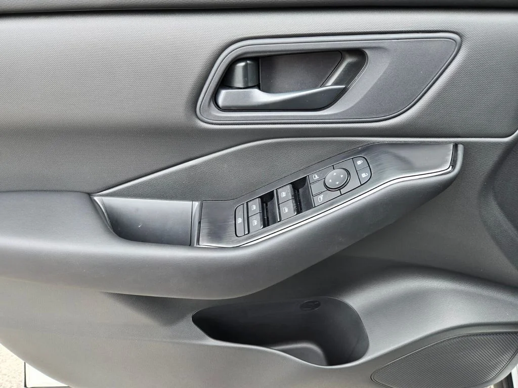 New 2026 Glacier White Nissan S image 9