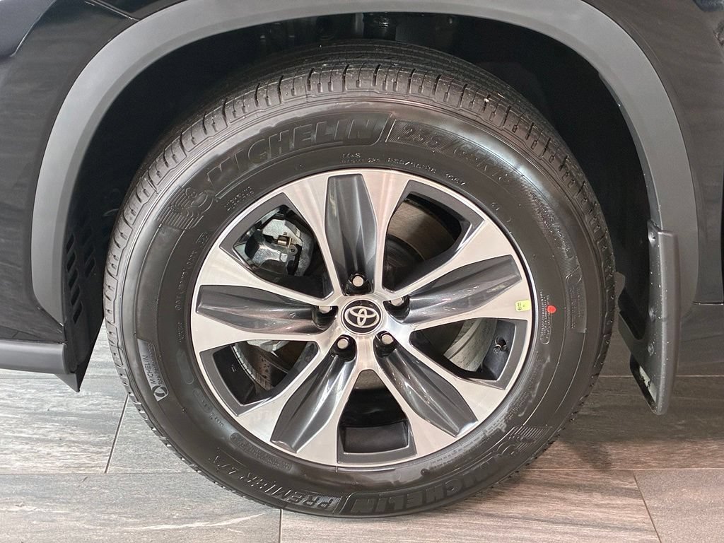 New 2026 Midnight Black Metallic Toyota XLE image 15
