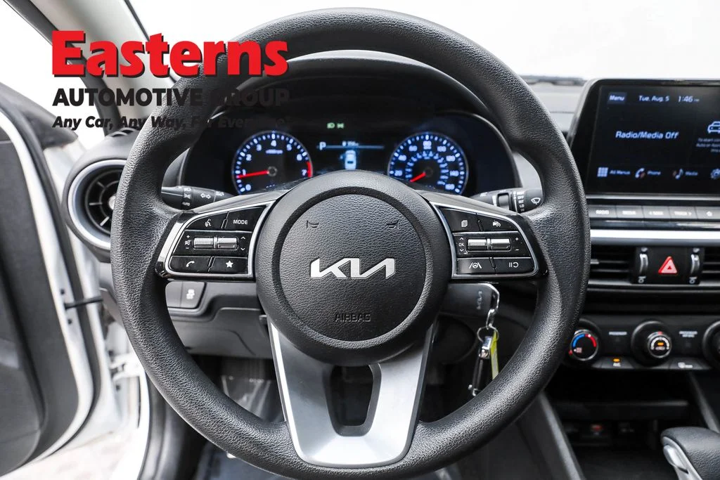 Used 2022 White Kia LXS image 10