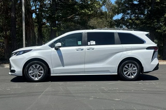 New 2026 Wind Chill Pearl <sup>1</sup> Toyota  XLE image 7