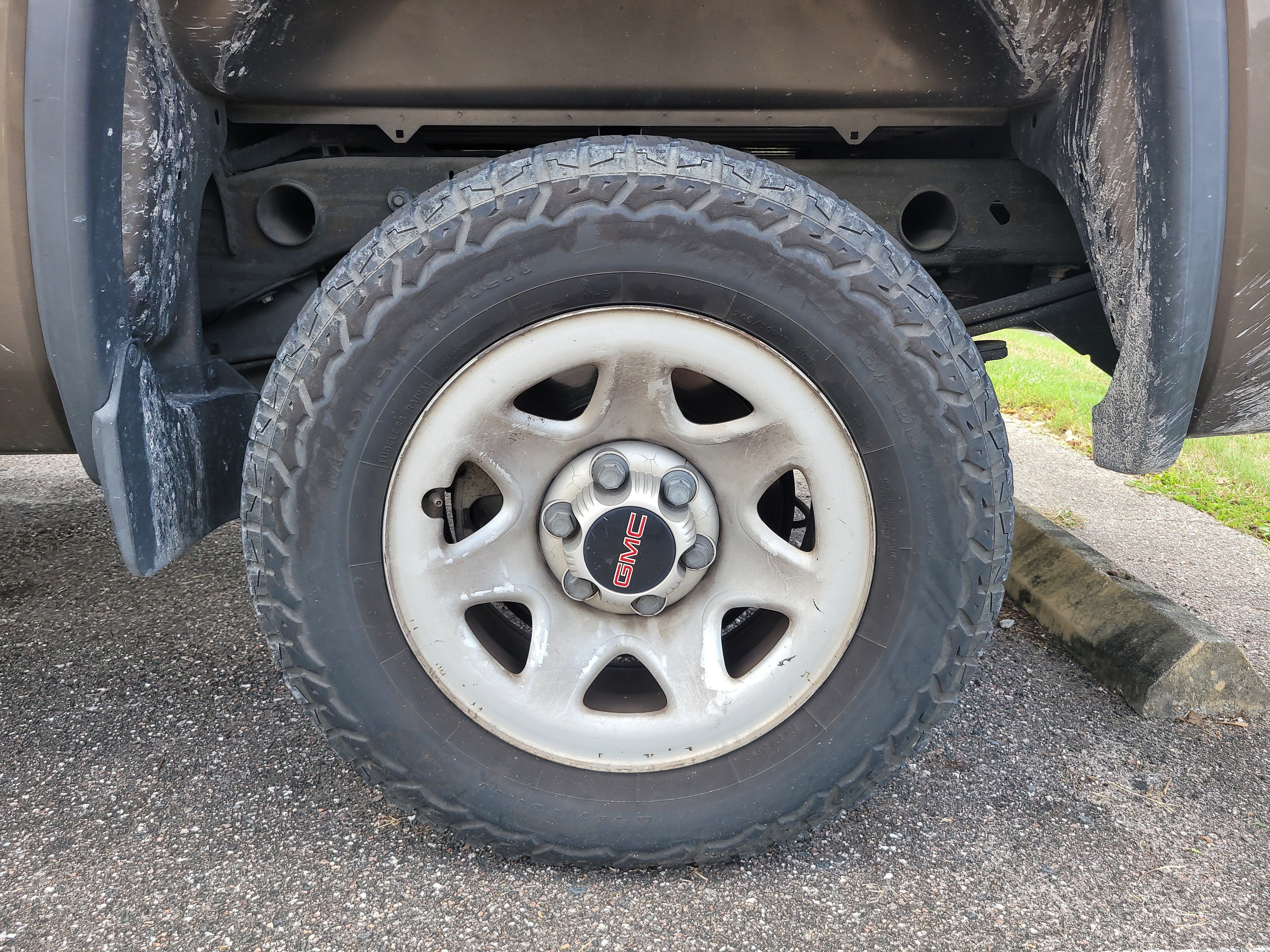 Used 2015 Bronze Alloy Metallic GMC Base image 8