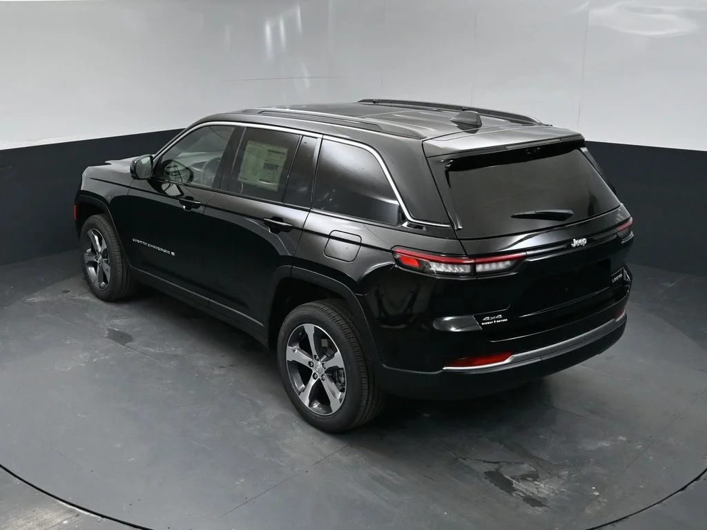 New 2026 Diamond Black Crystal Pearlcoat Jeep Limited image 35