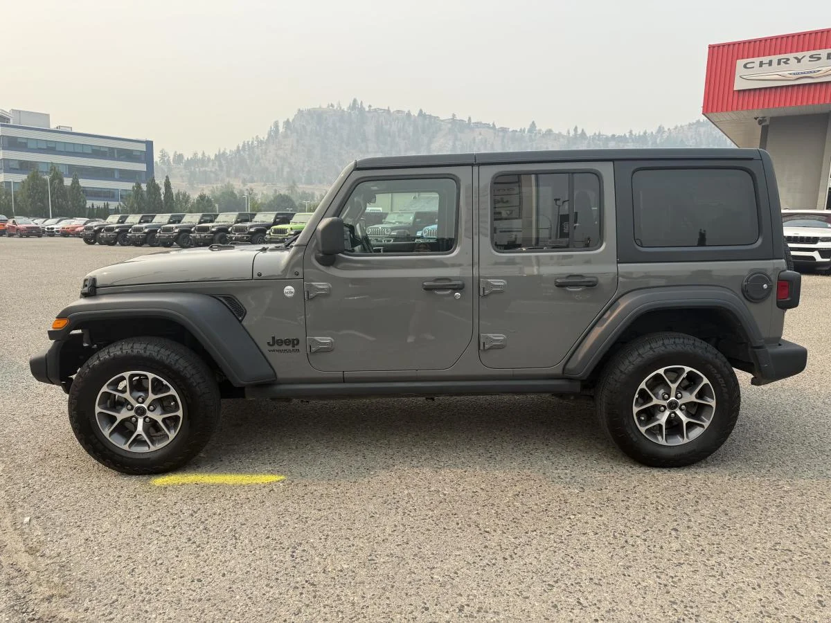 Used 2019 Grey Jeep Sport image 3
