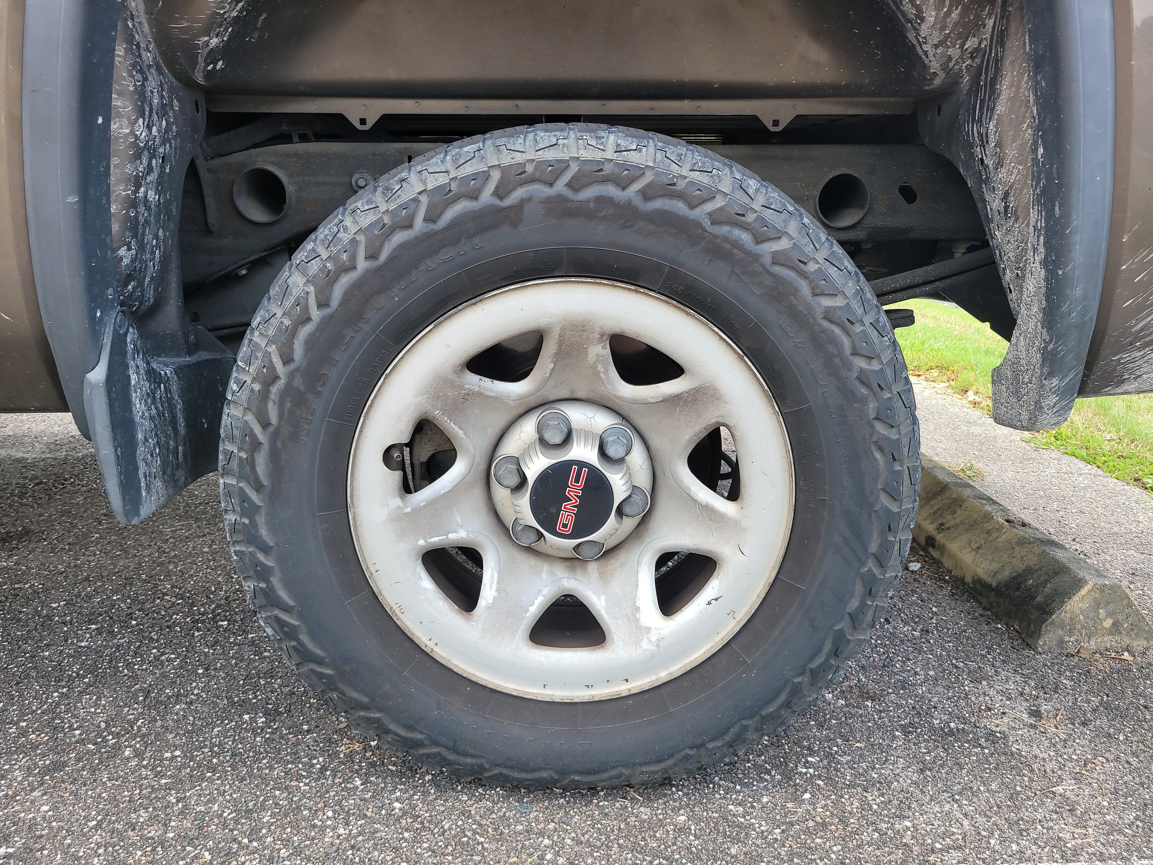 Used 2015 Bronze Alloy Metallic GMC Base image 8
