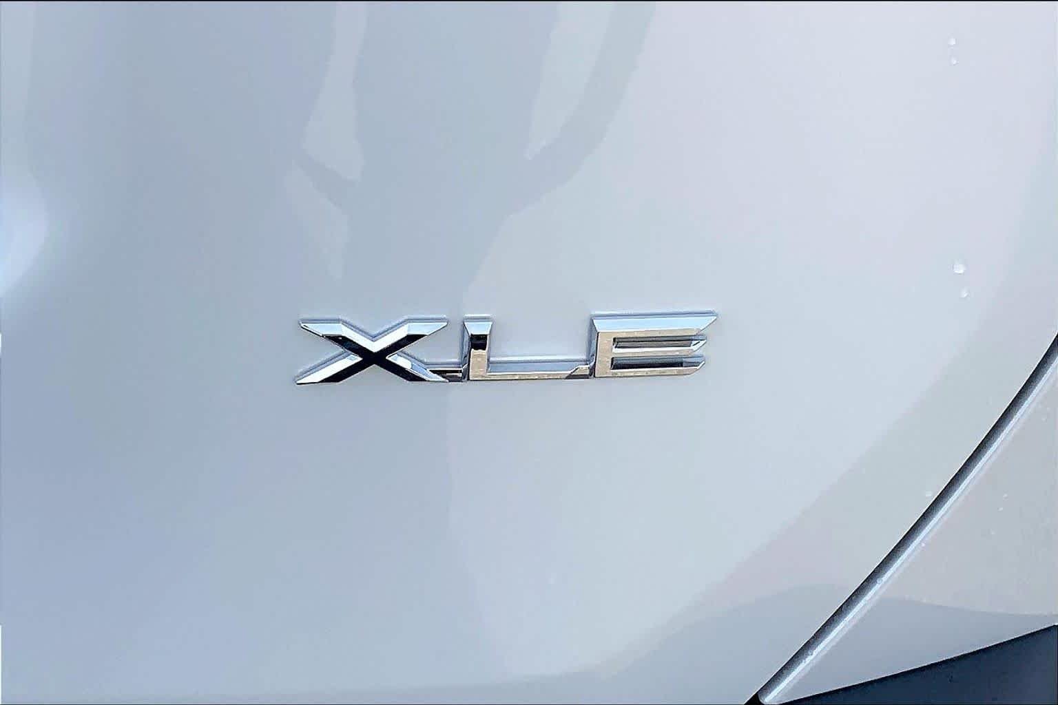 New 2026 Wind Chill Pearl Toyota XLE Premium image 15