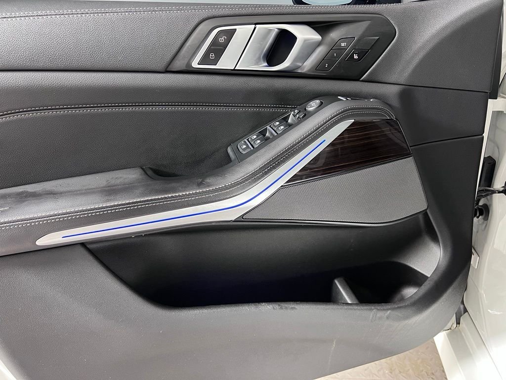 Used 2021 White BMW xDrive40i image 28