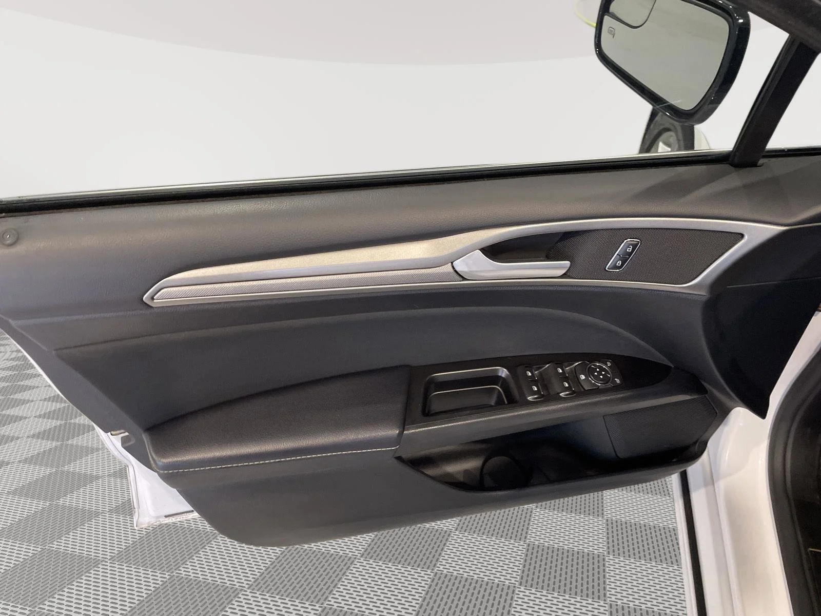 Used 2017 Oxford White Ford SE image 18