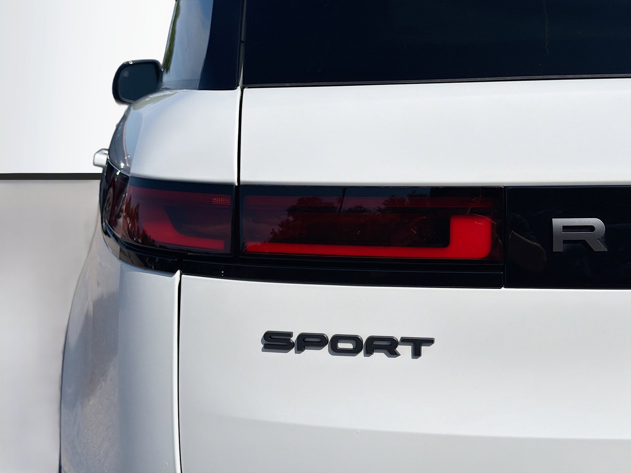 Used 2023 Fuji White Land Rover SE Dynamic image 10