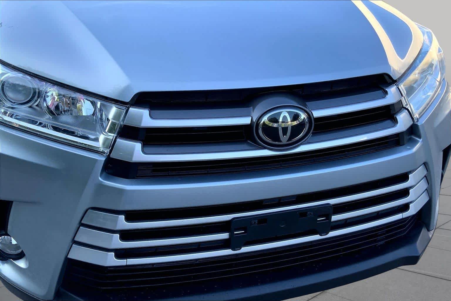 Used 2018 Celestial Silver Metallic Toyota XLE image 32