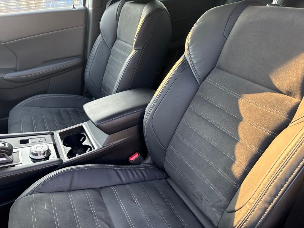 Used 2022 Silver Mitsubishi SE image 6