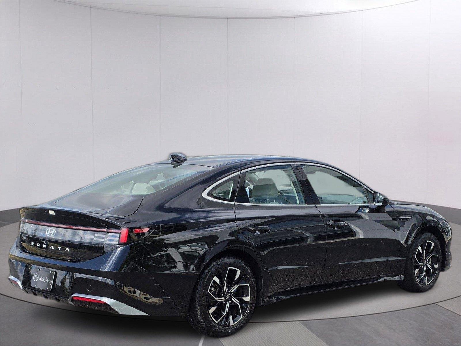 Used 2025 Abyss Black Hyundai SEL image 5