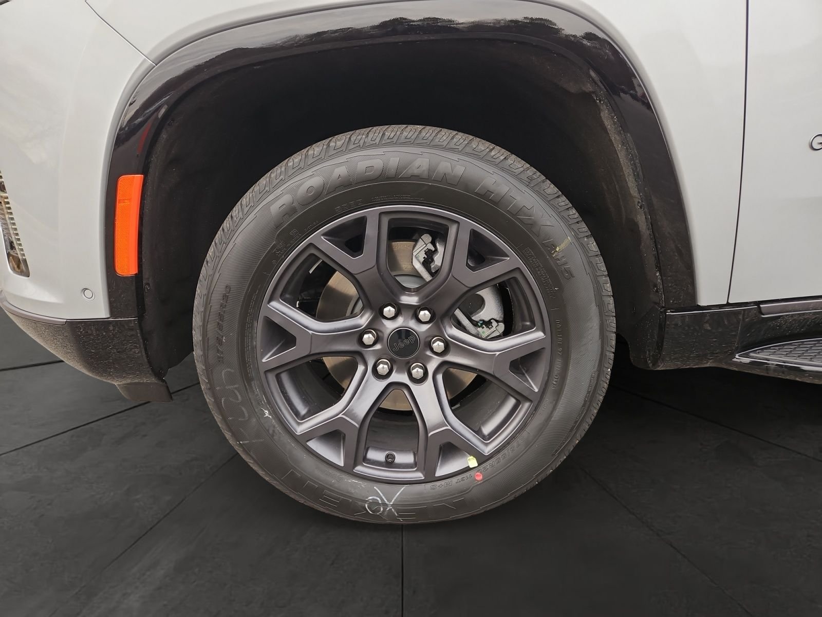New 2026 Silver-Zynith Exterior Paint Jeep Limited Altitude image 14