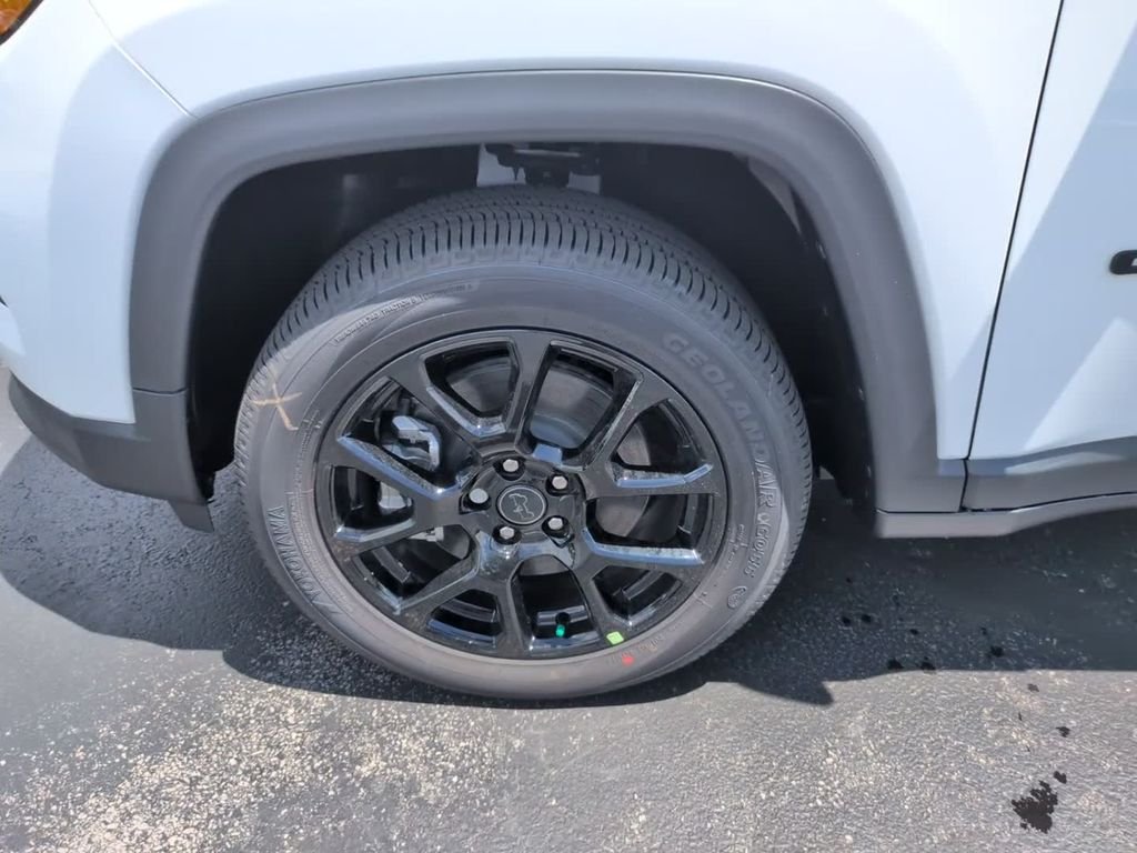 New 2026 Bright White Clear-Coat Exterior Paint Jeep Latitude image 12