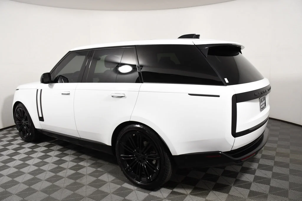 Used 2026  Land Rover SE image 3