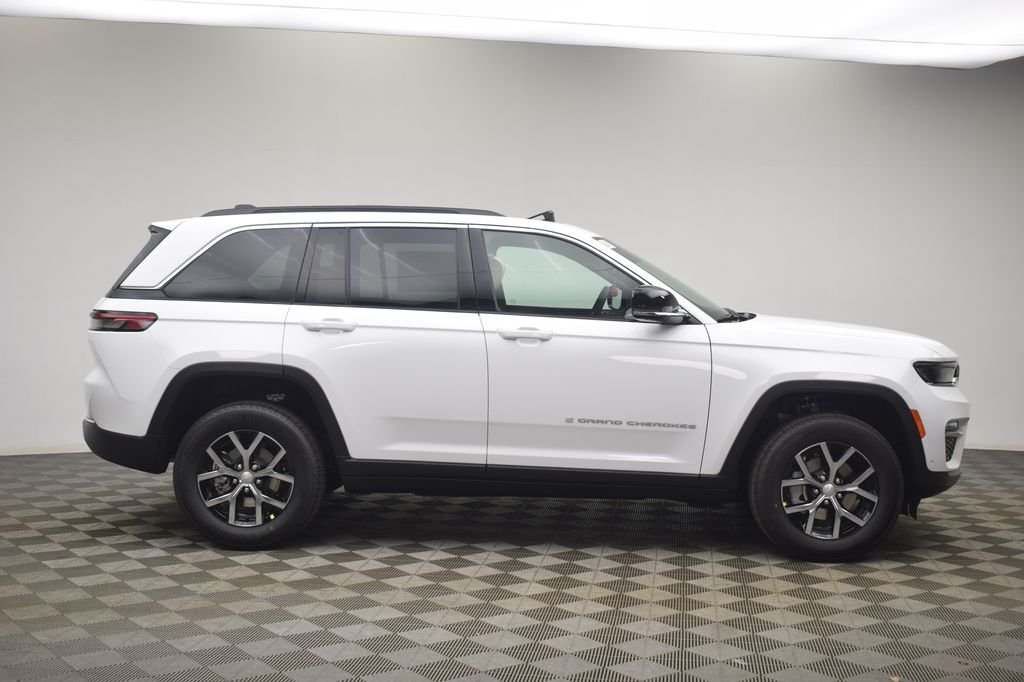 New 2025 Bright White Clear-Coat Exterior Paint Jeep Limited image 6