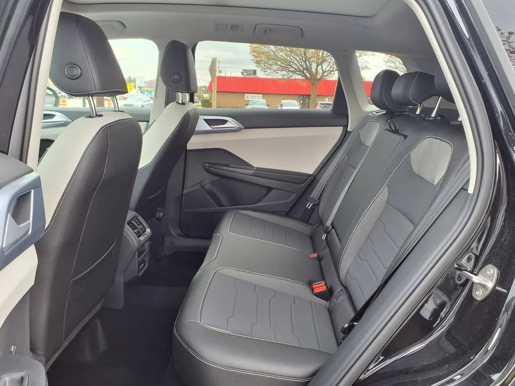New 2026 Deep Black Pearl Volkswagen 1.5T SE image 19