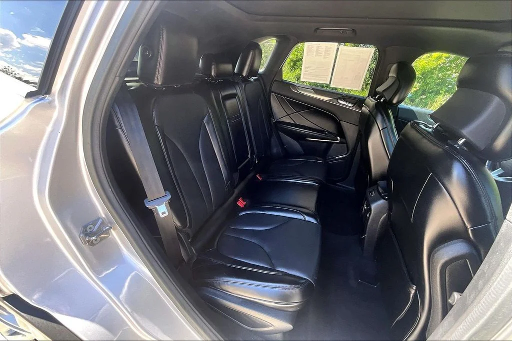 Used 2015 Silver Lincoln Base image 26