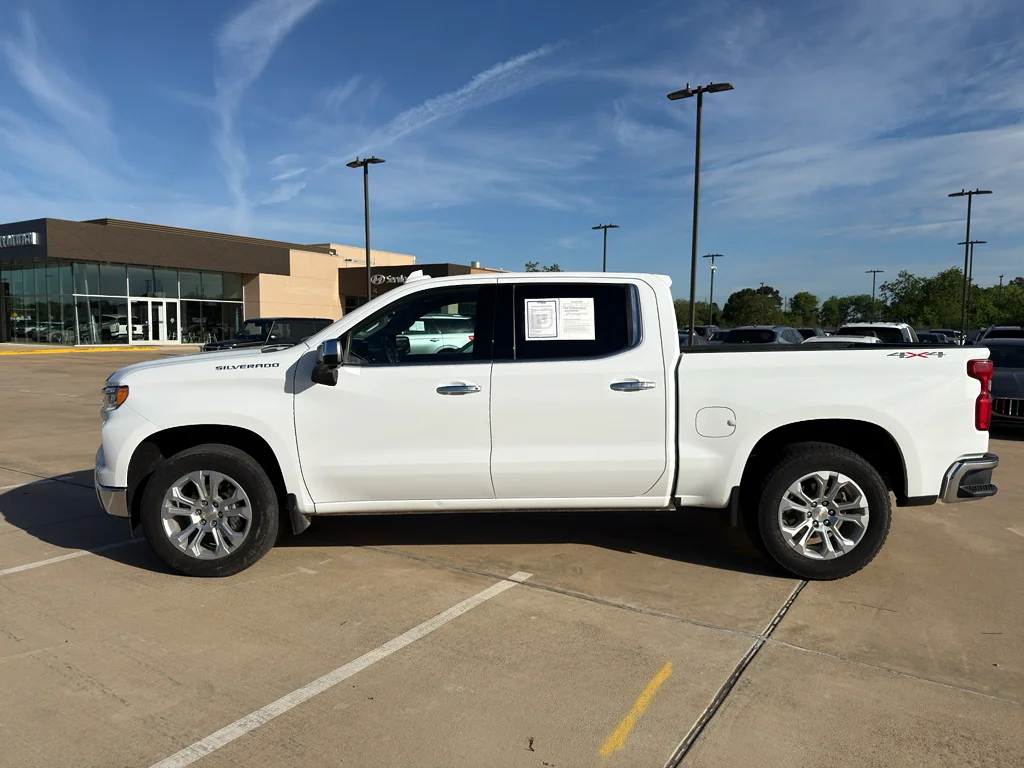 Used 2025 Summit White Chevrolet LTZ image 9