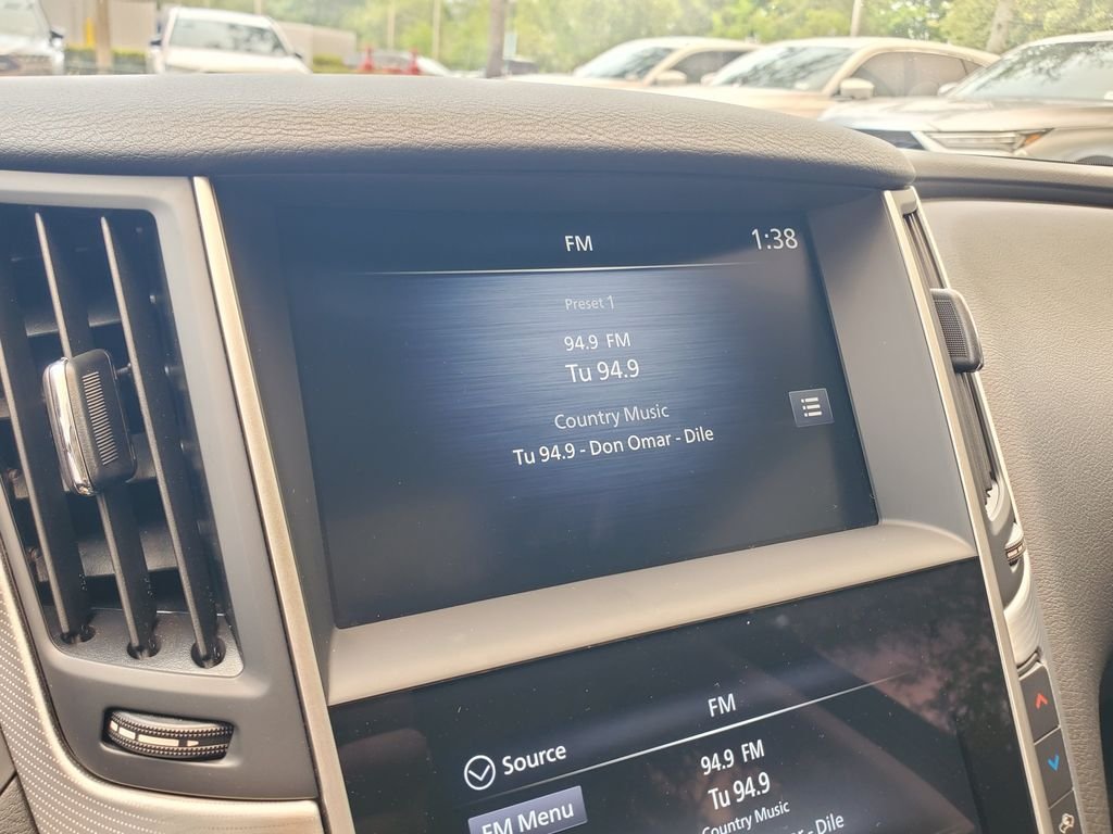 Used 2023 White INFINITI LUXE image 27