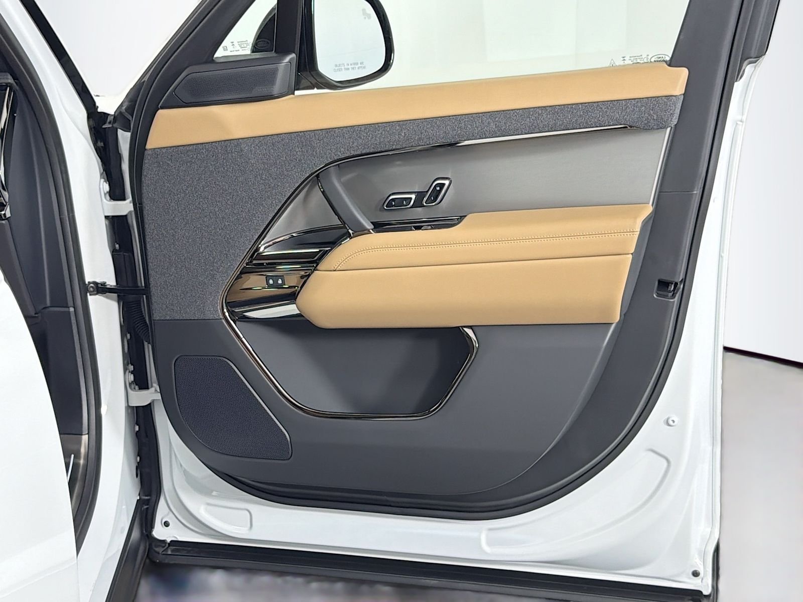 New 2026 Fuji White Land Rover SE image 32
