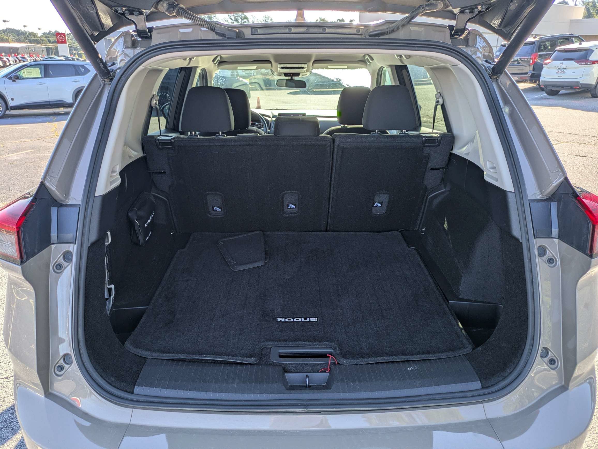 Used 2025  Nissan SV image 9